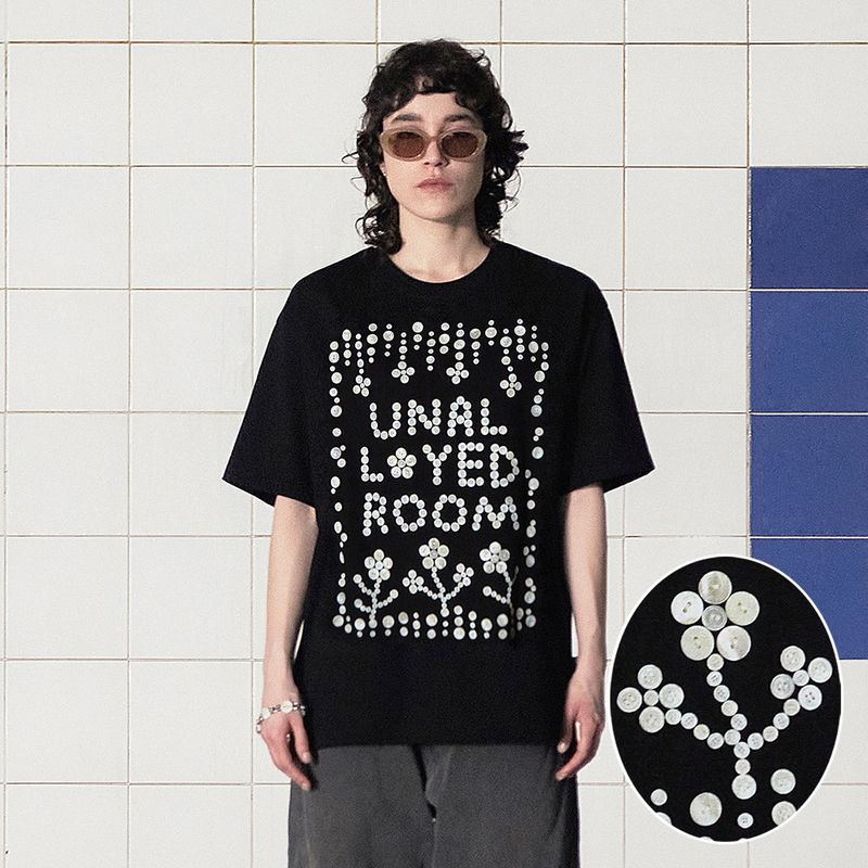 UNALLOYED(アナロイド)の「BUTTON LOGO T SHIRT / BLACK(Tops)」