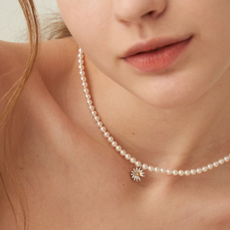 Daisy Delight Pearl Necklace