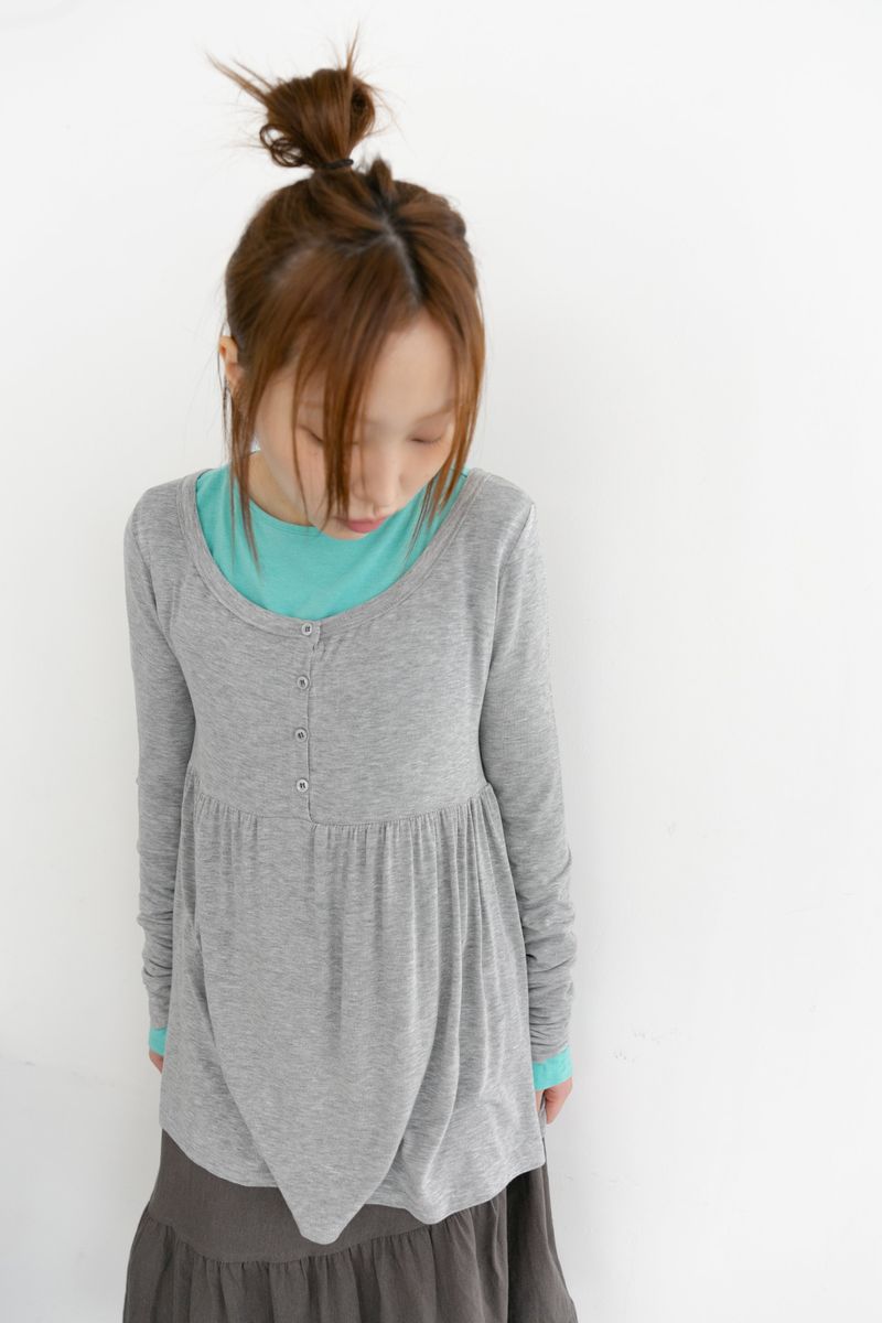 omoosoohy（オムスヒ）の「モチボタンシャーリングトップ(3colors)（トップス）」