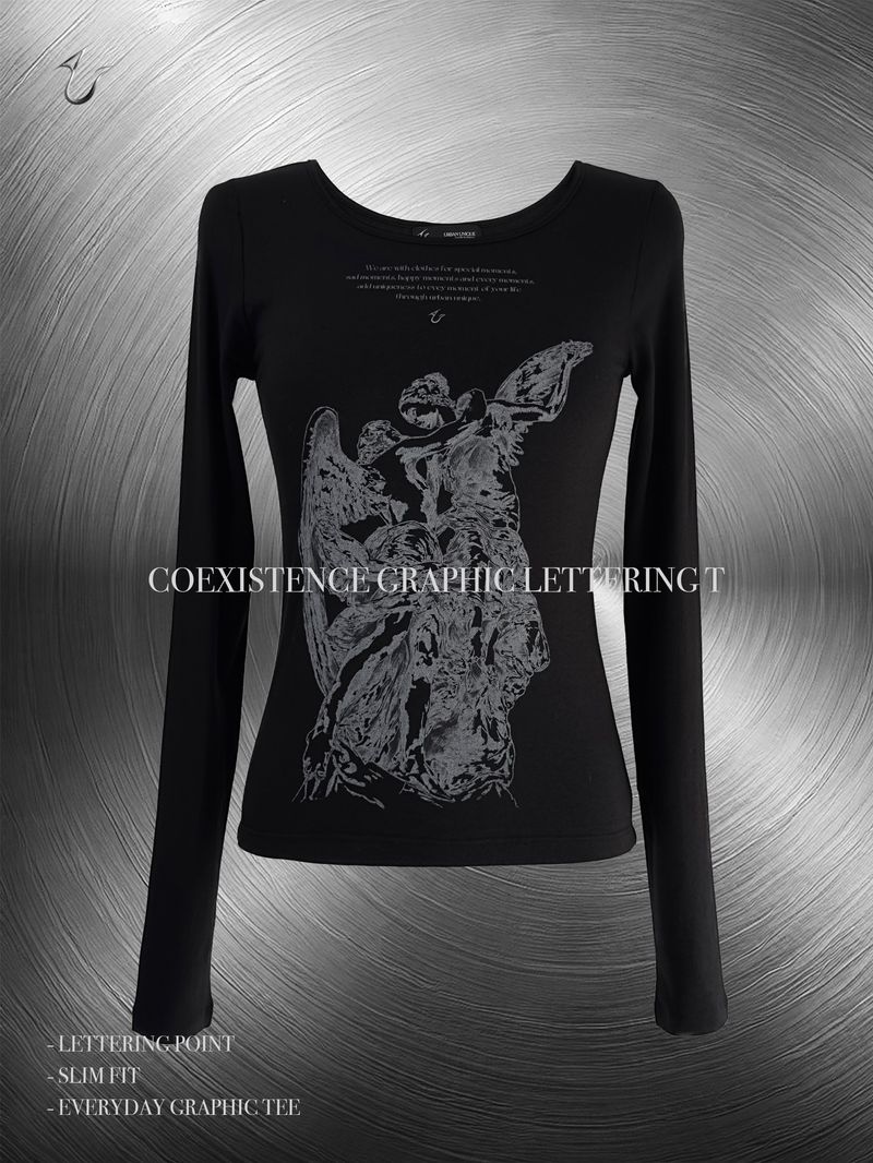 URBAN UNIQUE（アーバンユニーク）の「coexistence graphic lettering T (black)（Tops）」