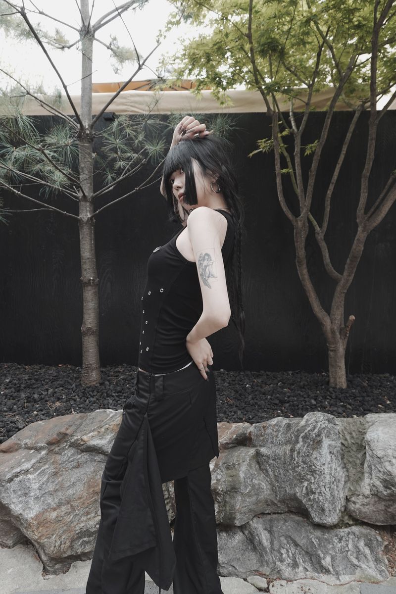 silent symbol eyelet sleeveless (black)