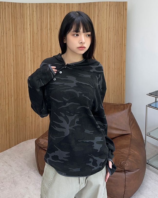 SATIIIZ（サティーズ）の「フェロ カモ ボタン ワッフル フーディー（トップス）」
