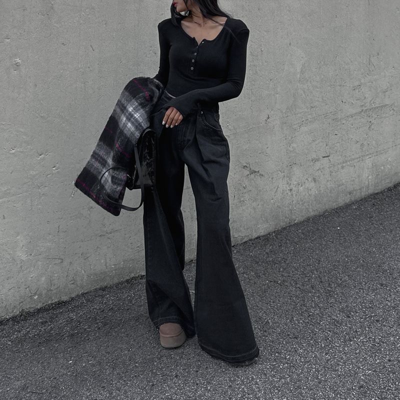 long-sleeved shirt with a U-neck