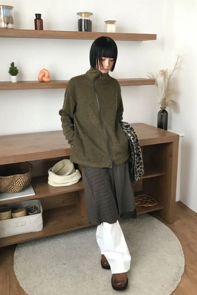 DIAGONAL HIGH-NECK ZIP-UP