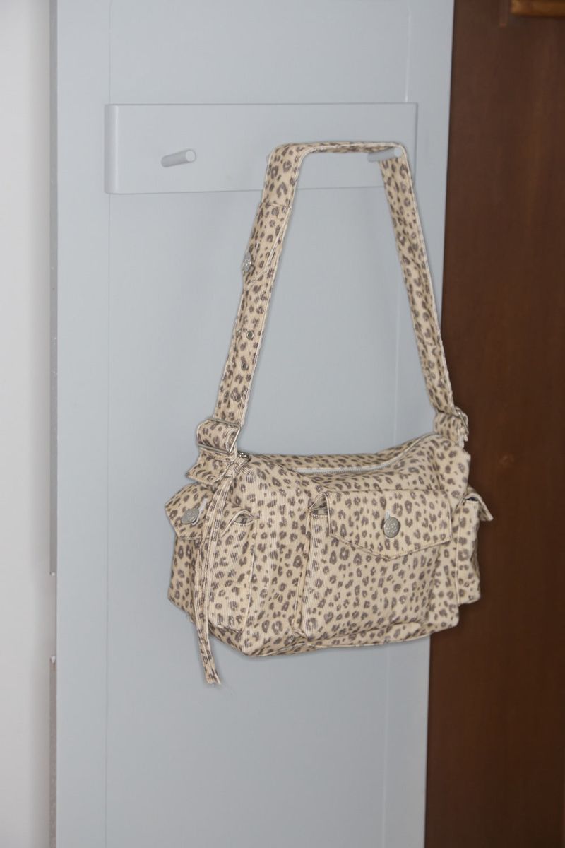 SHAKIRI（シャキリ）の「SHAKIRI LEOPARD POCKET BAG (BEIGE)（Bags）」