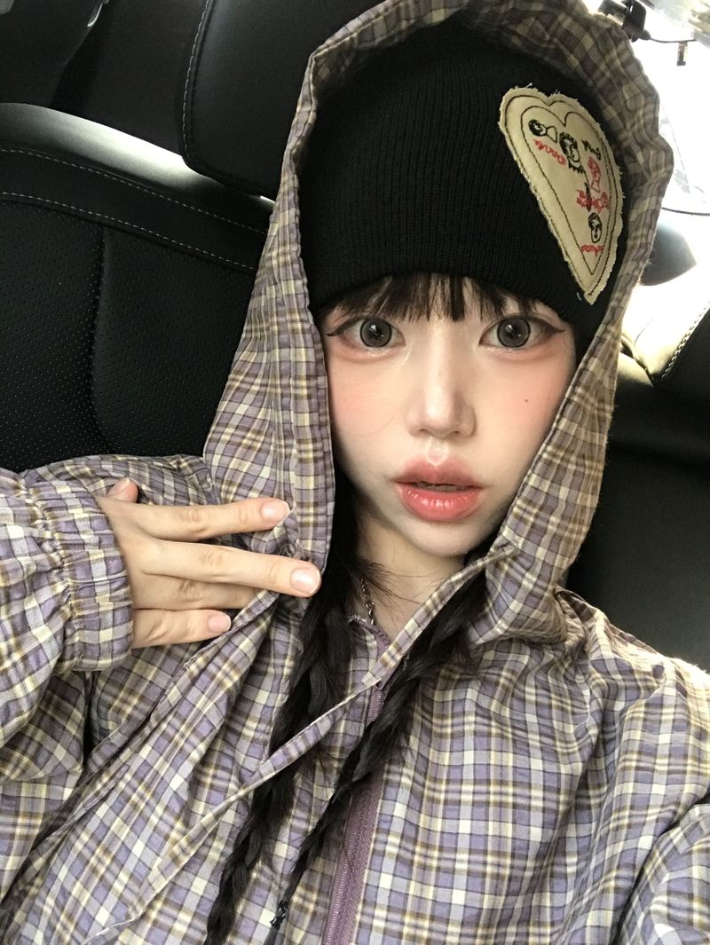 heenytsuki（ヒニツキ）の「ユニセックスドローウィングハートパッチショートビーニー（帽子）」