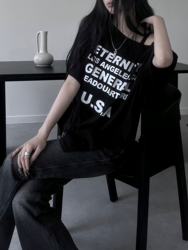 loose fit lettering slit short sleeves