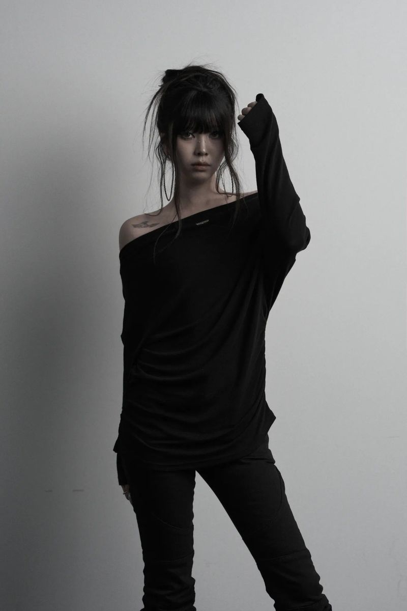 [label] back damage off-shoulder top (black)