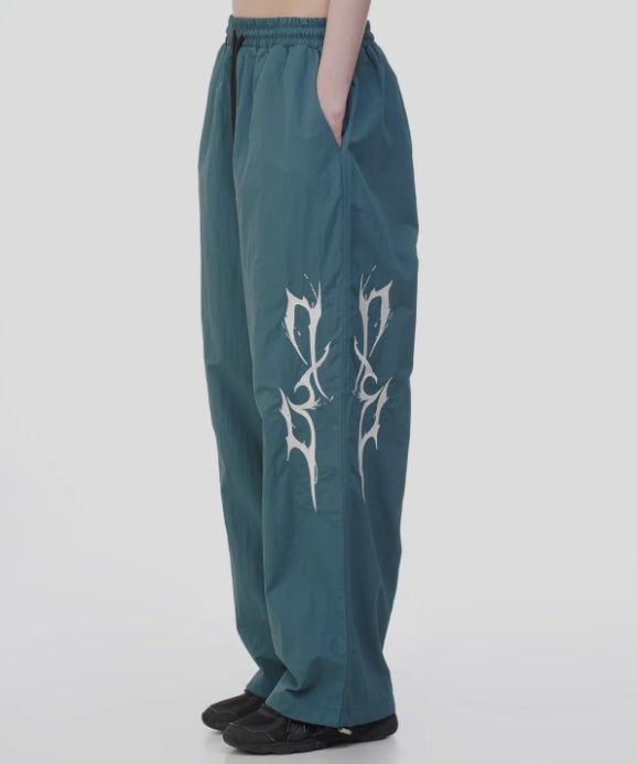 DXOH(ディソエイチ)の「サンダーエンブロイダリーロゴストリングナイロンパンツ(パンツ)」
