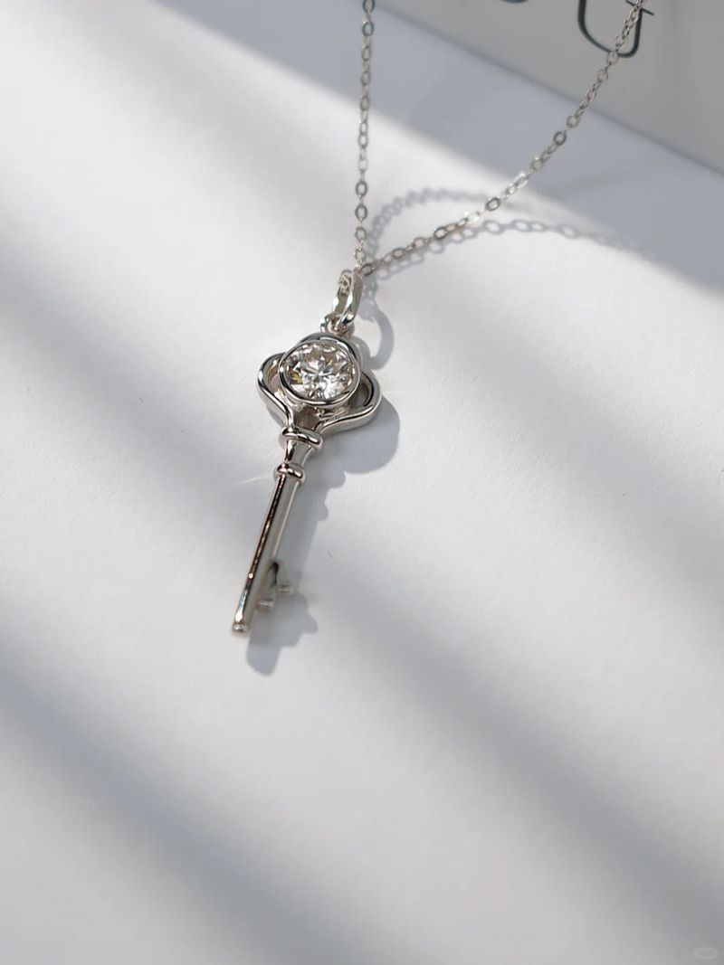 Refreshing and fashionable diamond necklace