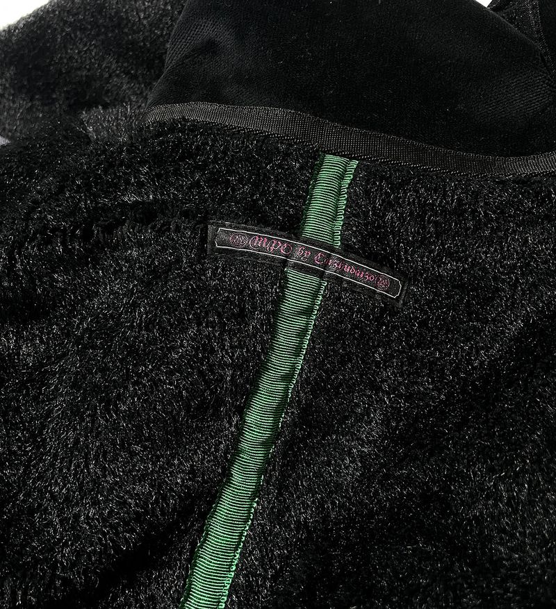 Line taping faux fur mustang
