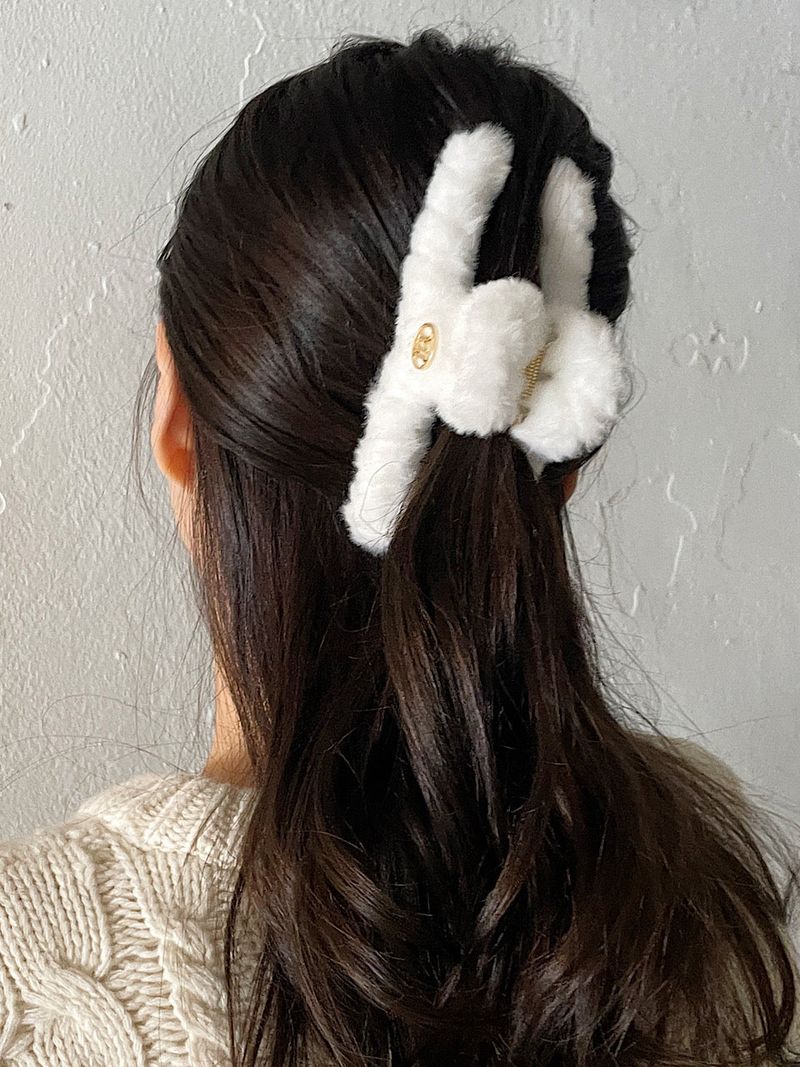 oar（オーエーアール）の「Vintage mood Fur Hair Barrette [white]（）」