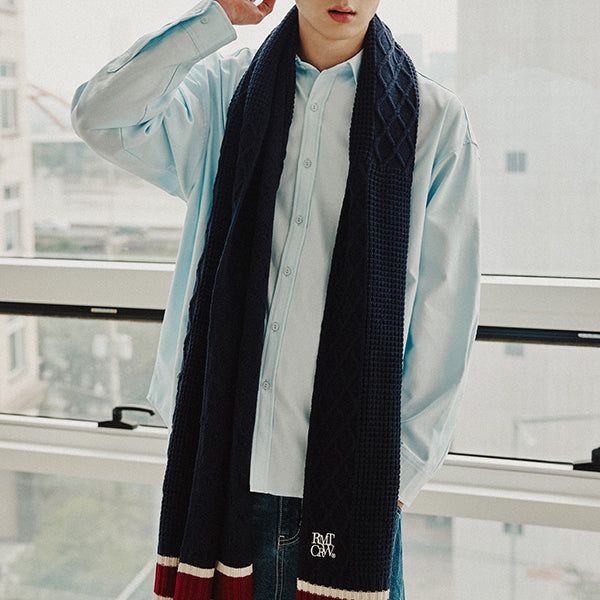 ROMANTIC CROWN（ロマンティッククラウン）の「CABLE KNIT LOGO MUFFLER_NAVY（Fashion Accessories）」