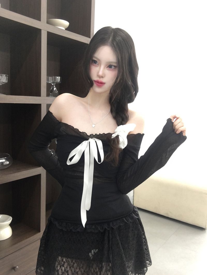 arove（アロブ）の「ルーブル オフショルダー シャーリング Tシャツ（トップス）」