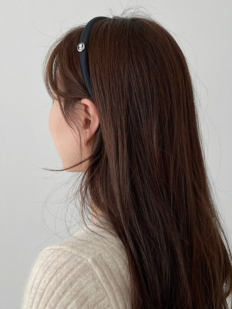 oar（オーエーアール）の「カメオサテンスリムヘアバンド [ブラック]（ヘアアクセサリー）」