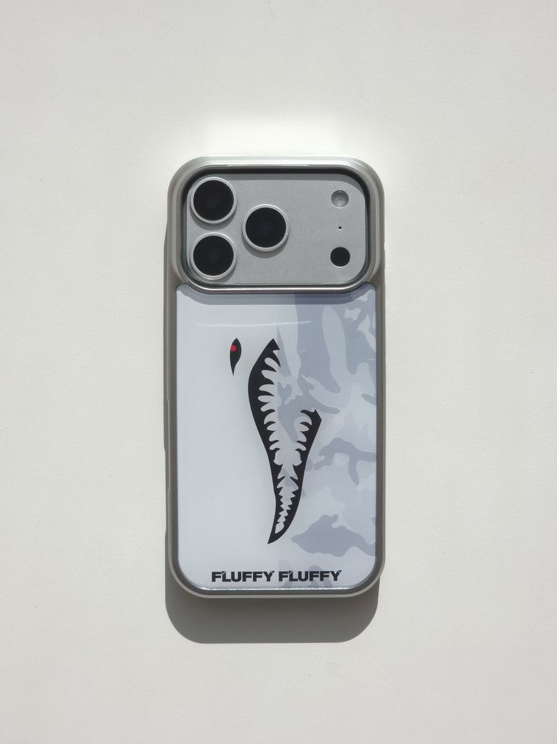 FLUFFY FLUFFY（フラフィー フラフィー）の「[MADE] カーモシャークエポキシバンバーフォーンケース [iPhone/Galaxy] _ホワイトシルバー（スマホグッズ/小物）」