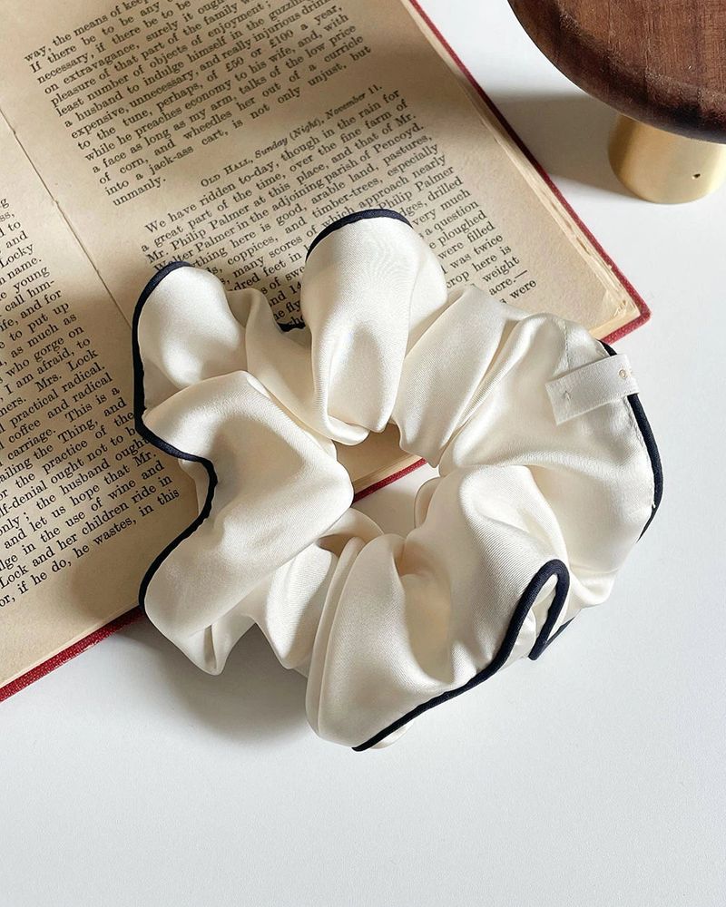 oar（オーエーアール）の「oar Jenne Satin Scrunchie [White]（Hair Accessories）」