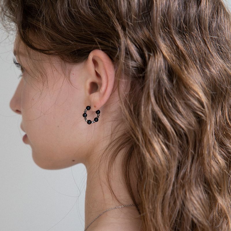 MerryMotive（メリーモチーブ）の「オニキスアンドクリスタルミニフープピアス（アクセサリー）」