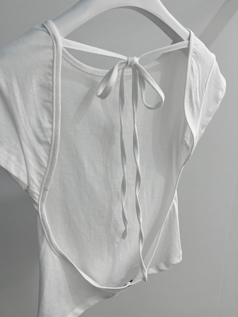 バックレスTシャツ