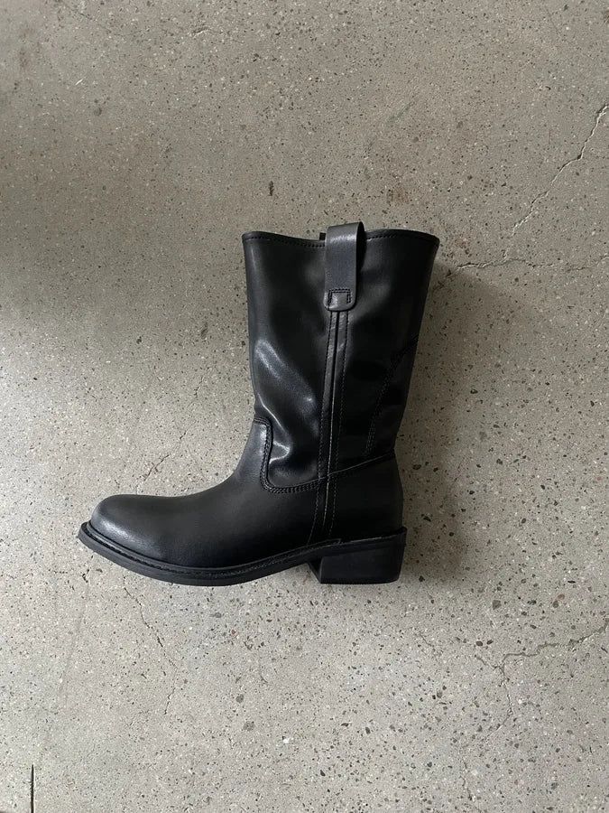 simple leather middle boots