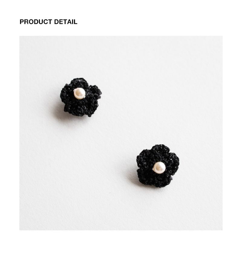 Gleaming knit flower earring (Black)