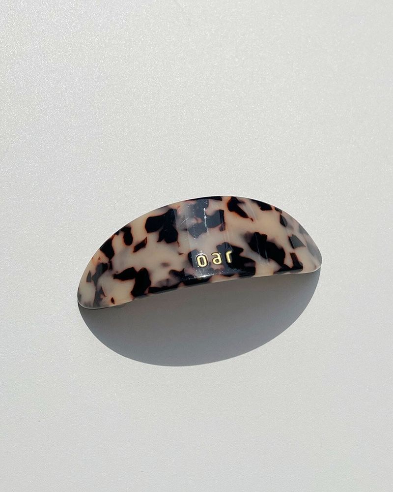 oar（オーエーアール）の「クラシックビッグバレッタ[ベージュレオパード]（ヘアアクセサリー）」