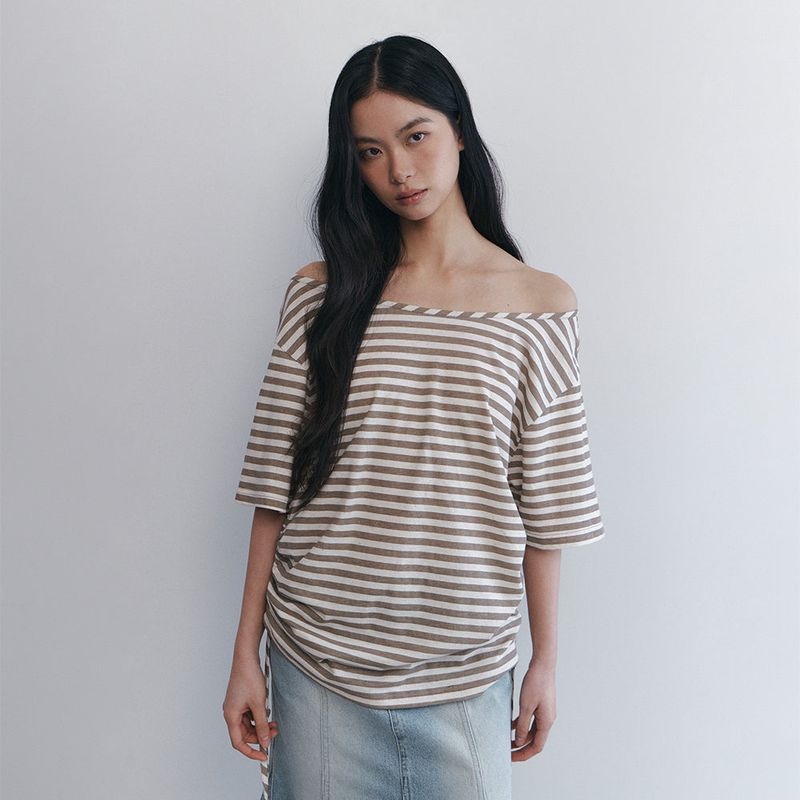 C SIDE SHIRRING OFF-SHOULDER T-SHIRT_BEIGE