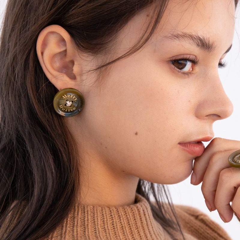 Merry,Motive signature button earring (Khaki)