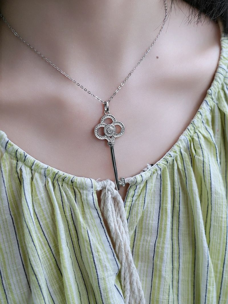 Heart-stirring key necklace