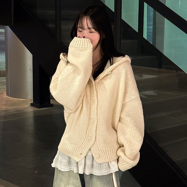hijjoo（ハイチュー）の「トリーボタンフード付きニットカーディガン（トップス）」