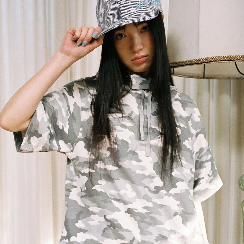 WEBHOUSE（ウェブハウス）の「Twister Button Hood Tee - Camo（Tops）」
