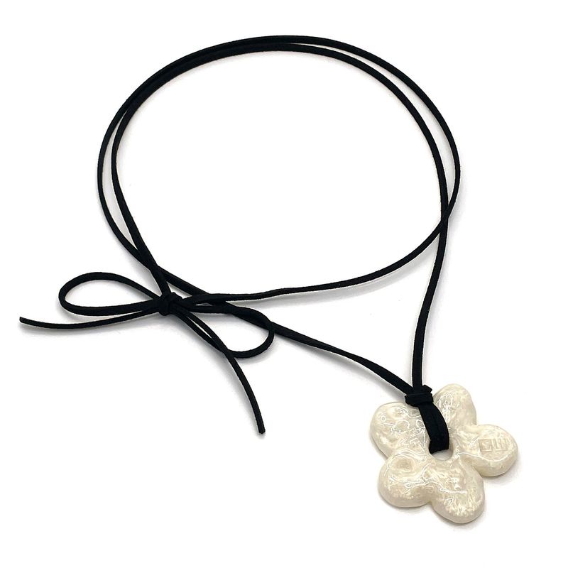 OTHER-worldly（アザーワールドリー）の「Acrylic Flower Necklace [Ivory]（Accessories）」