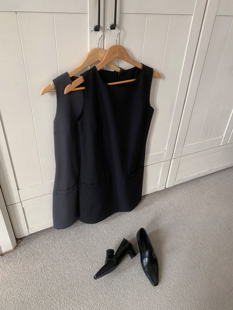 Classic Mae Simple Line Two-Pocket Mini Dress