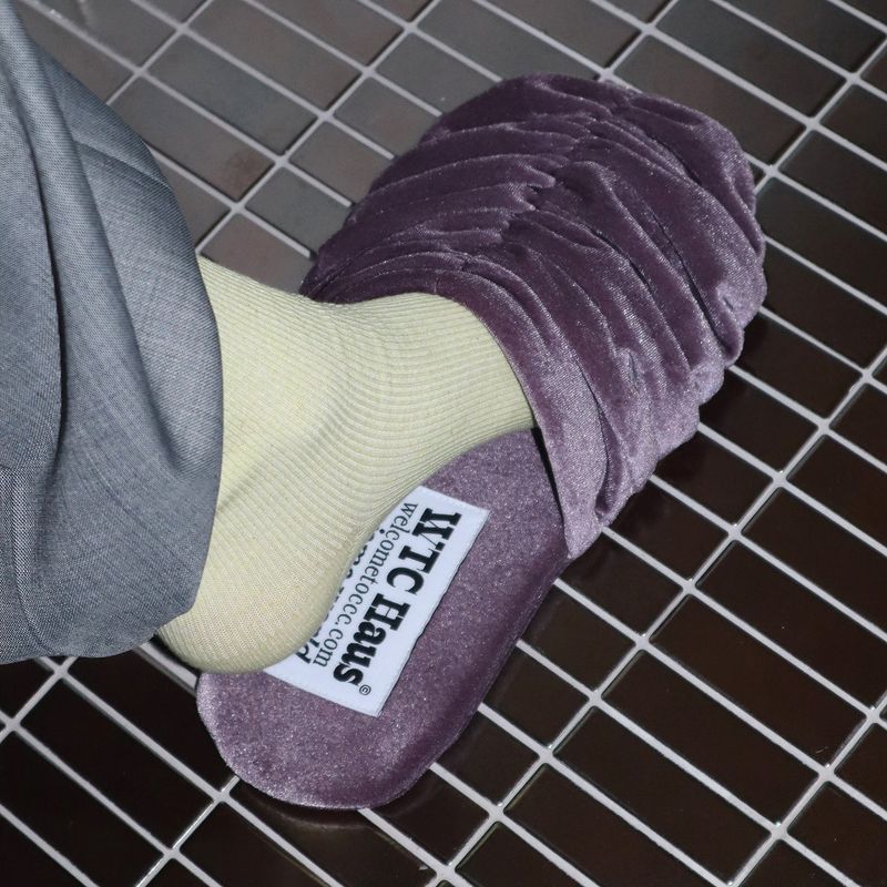 welcometoccc（ウェルカムシーシーシー）の「クロアシューズ (Cool Purple) ルームシューズ（インテリア）」