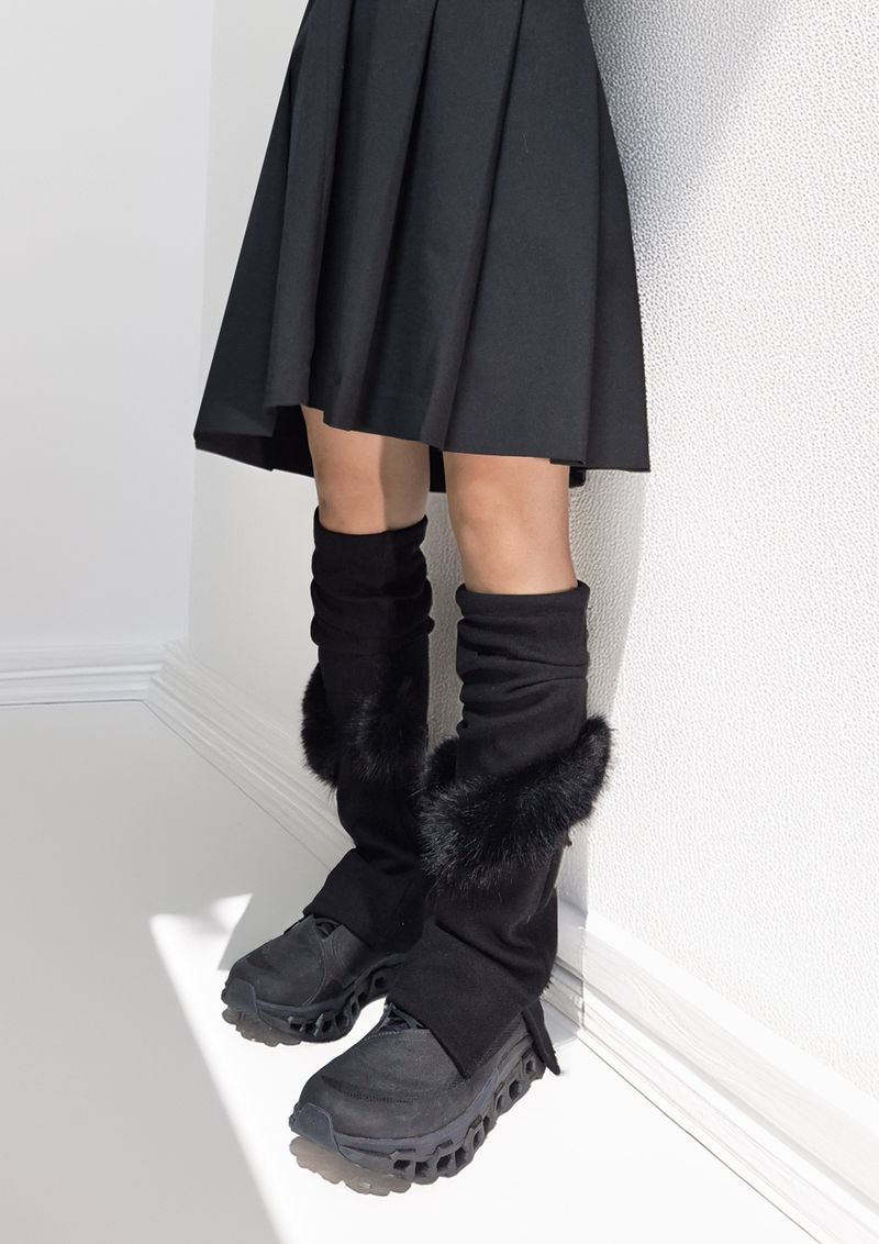  CURVED FUR LEG WARMERS . BLACK
