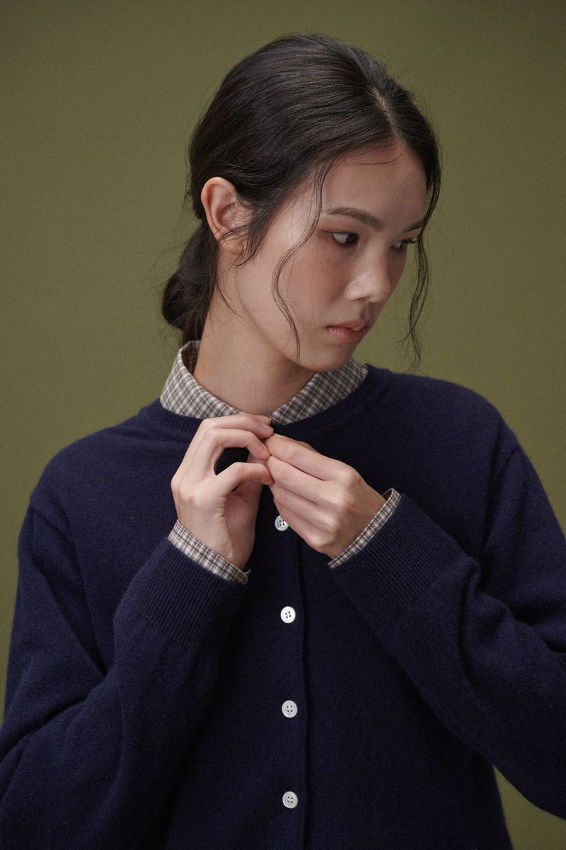 PLAT DU JOUR（プラドゥジュール）の「Camel round cardigan (Navy)（Tops）」