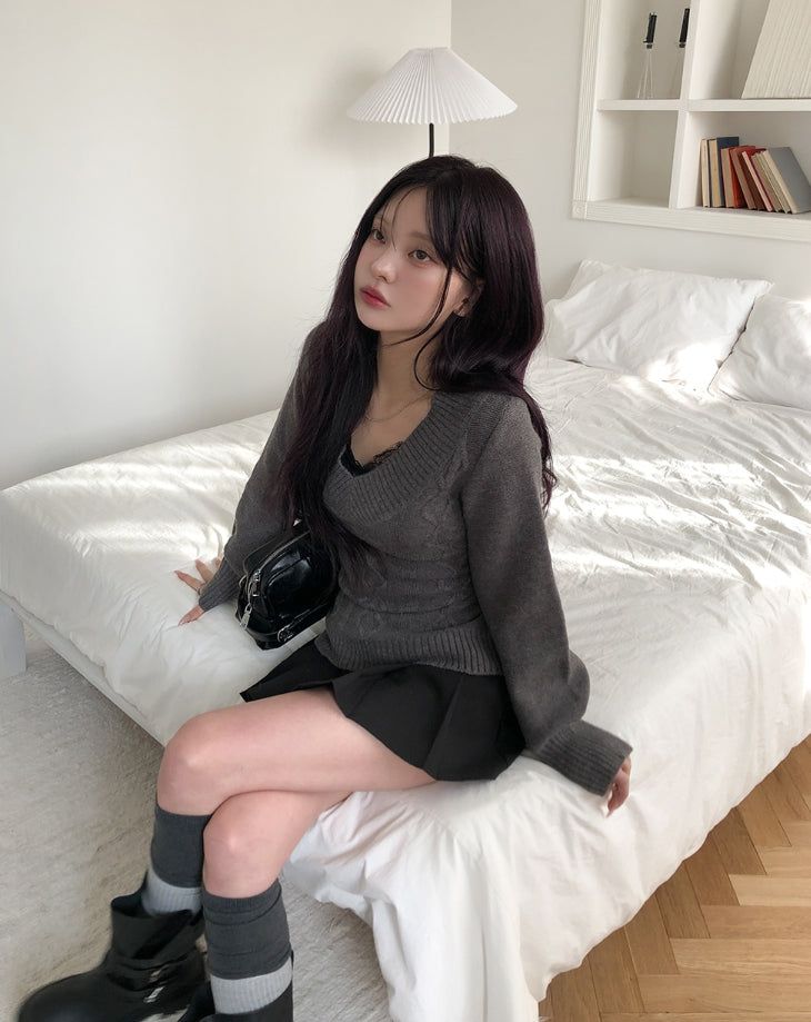 Div Long Slim Cable V-neck Knit