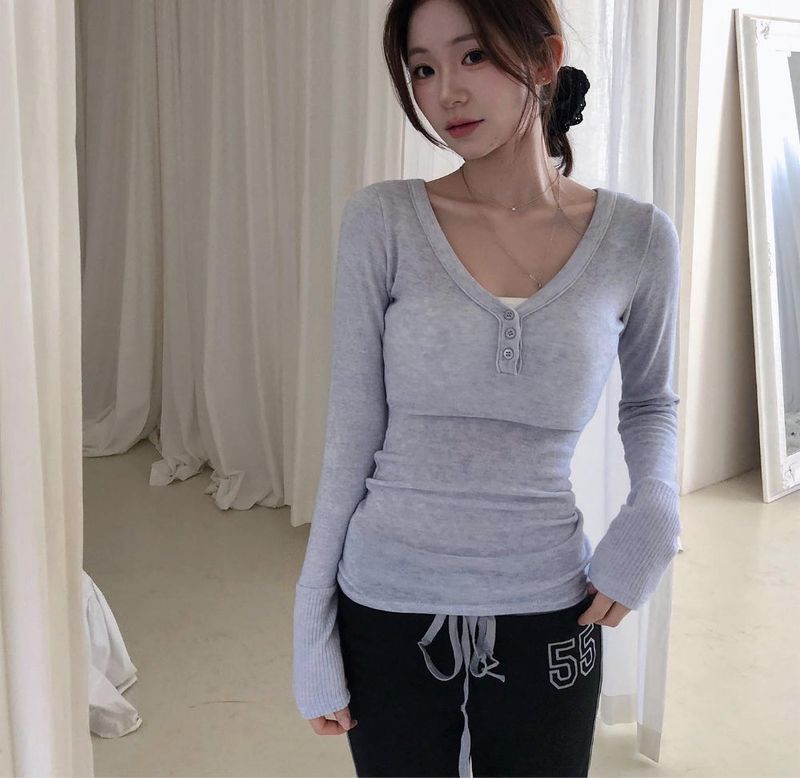 cloudemotion(クラウドエモーション)の「butter deep v slim button top(Tops)」
