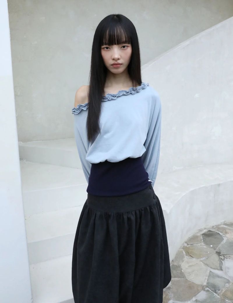 UGLYSHADOW（アグリーシャドウ）の「オフショルダー ラッフル トップ(BLUE)（トップス）」
