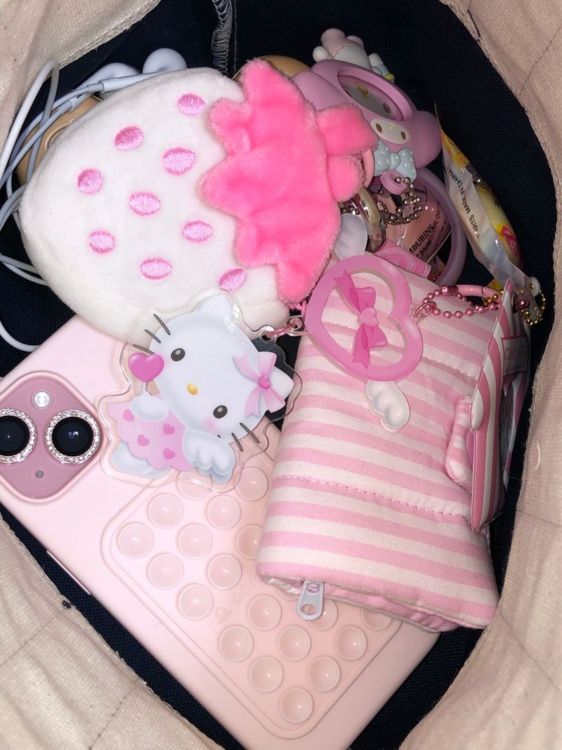 MAFAVARCHIVE(マイフェイブアーカイブ)の「strawberry coin case(Smartphone Accessories)」