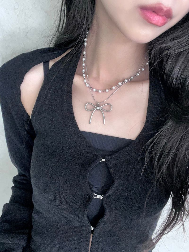Ribbon point necklace