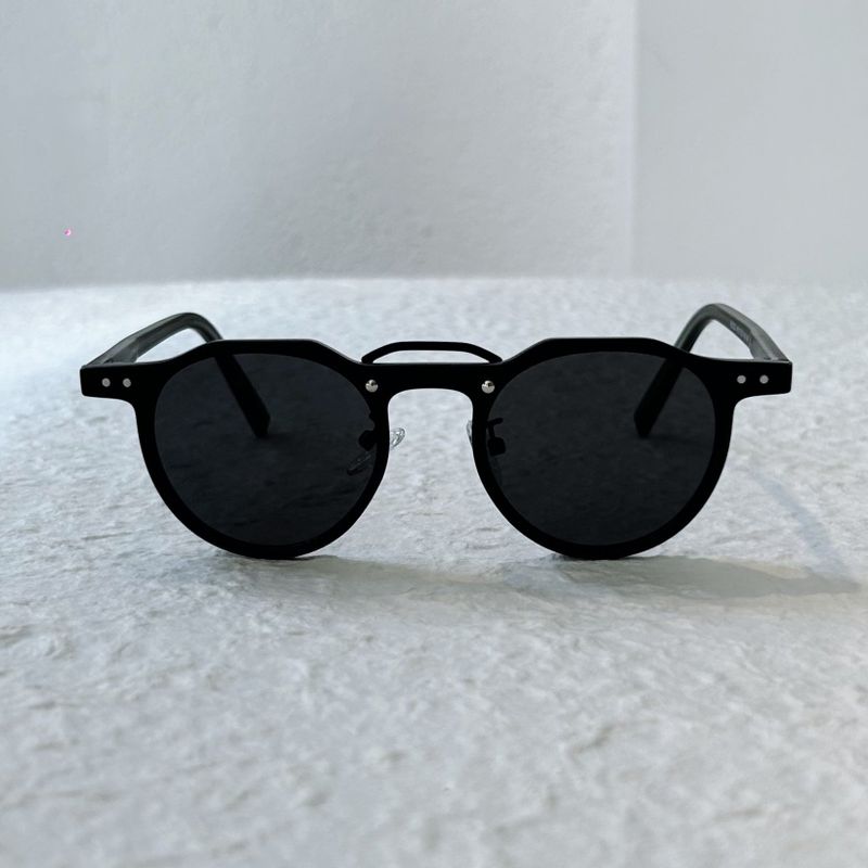 Refined Stud Round Frame