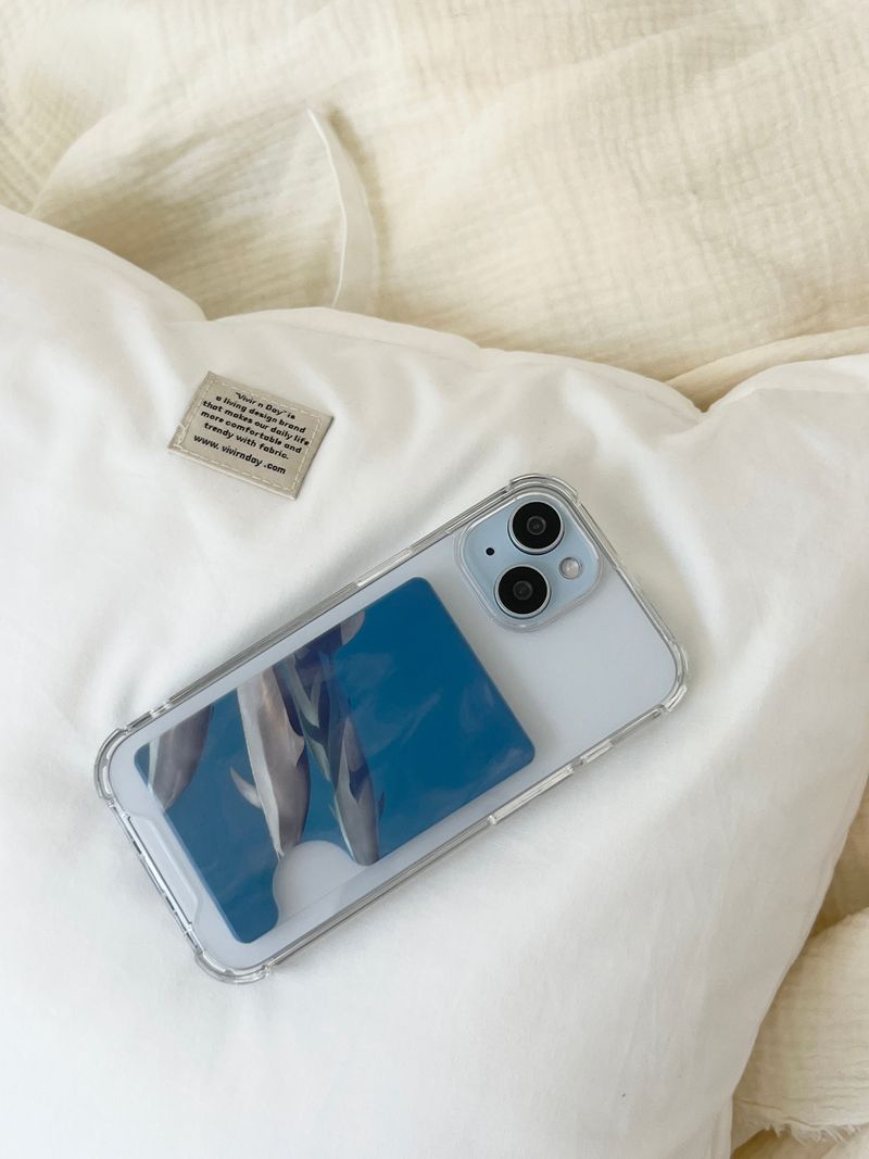 [swimmers in the sea magsafe cardslot]