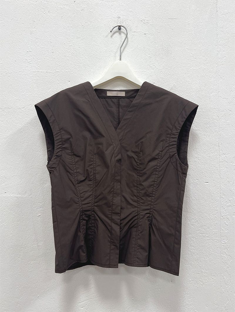 SNAP BUTTON SLEEVELESS BLOUSE
