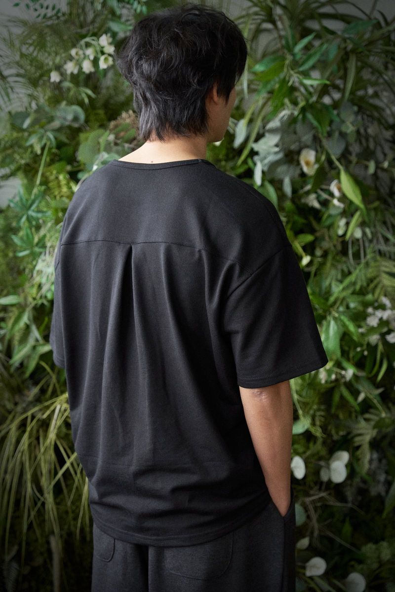 ESSENTIAL PLEAT U-NECK 1/2 TEE (Black)