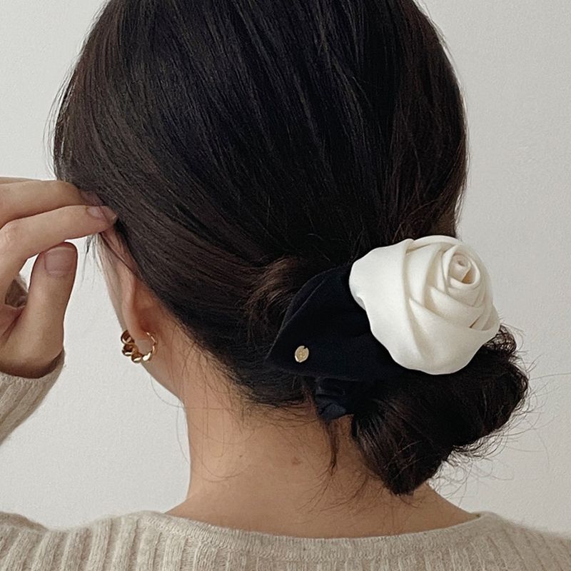 oar（オーエーアール）の「クラシックモノトーンローズヘアーシュシュ（ヘアアクセサリー）」