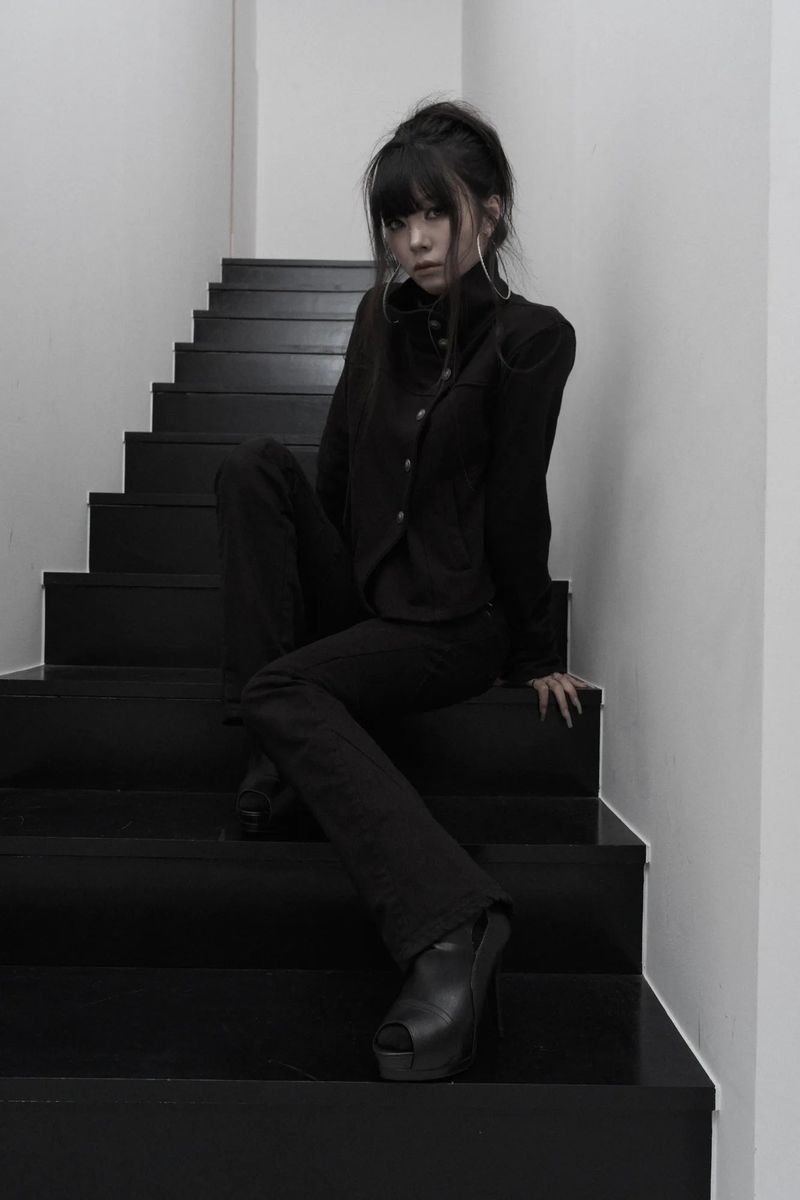[label] antique emblem high-neck crop jacket (black)