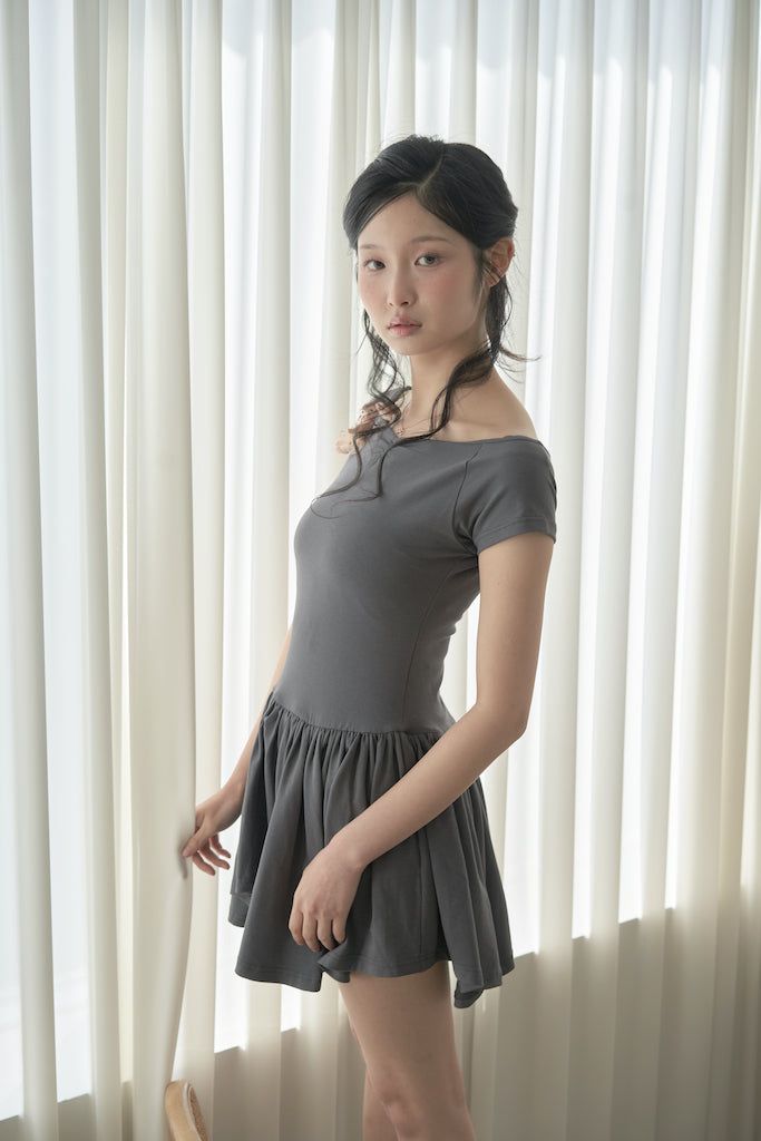 オープンショルダーギャザーミニドレス - dark grey