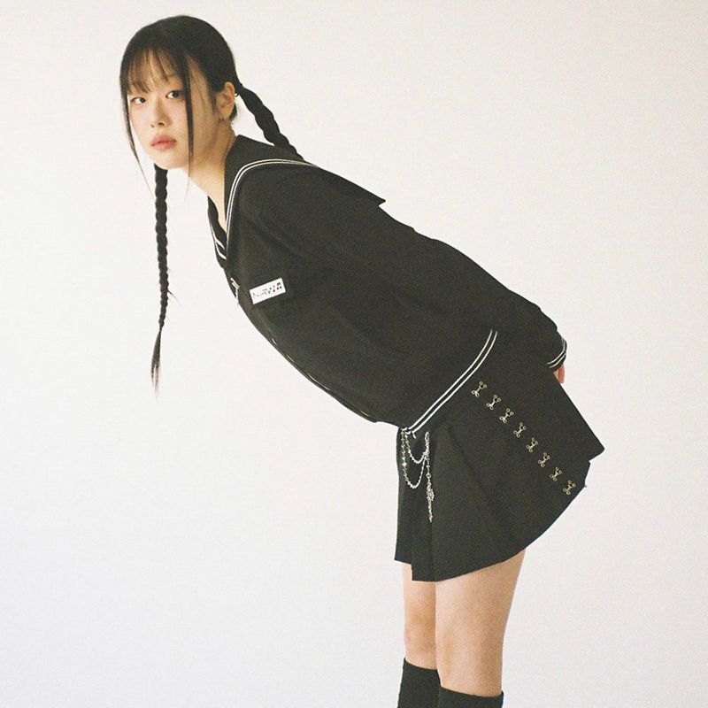 Cross Chain Pleated Skirt - Black