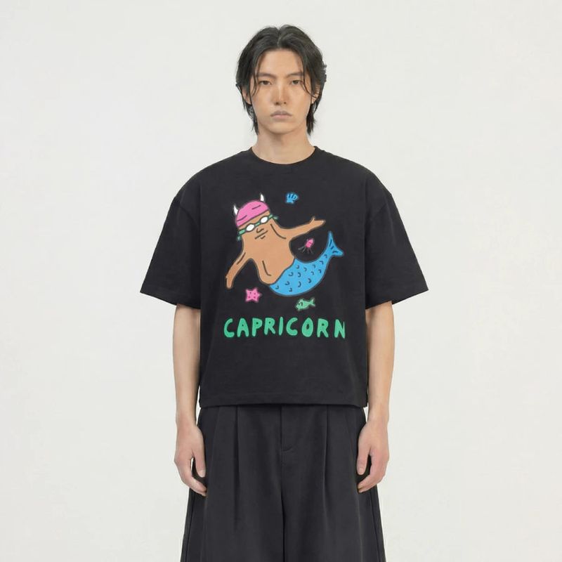 Peanut Stain（ピーナッツ ステイン）の「PEANUT STAIN - ワッツユアサインゾディアックカプリコーンボクシーTシャツ（トップス）」